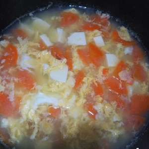 にんじんと豆腐と卵の味噌汁